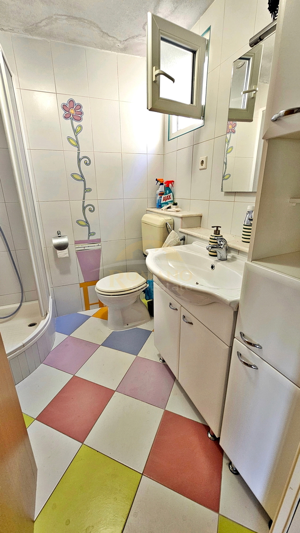 Samostojna hiša v Okrugu Donjem/Čiovo na izjemni lokaciji, drugi vrsti od morja